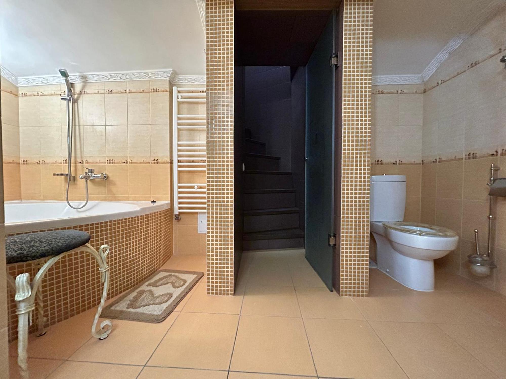 On Sholom Aleichem та ще варіант поруч Apartment