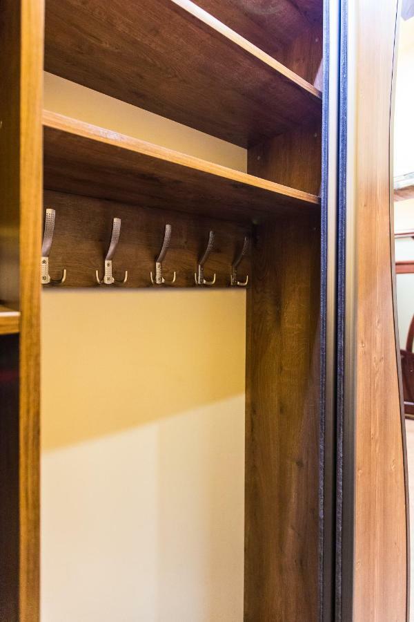 On Sholom Aleichem та ще варіант поруч Apartment *