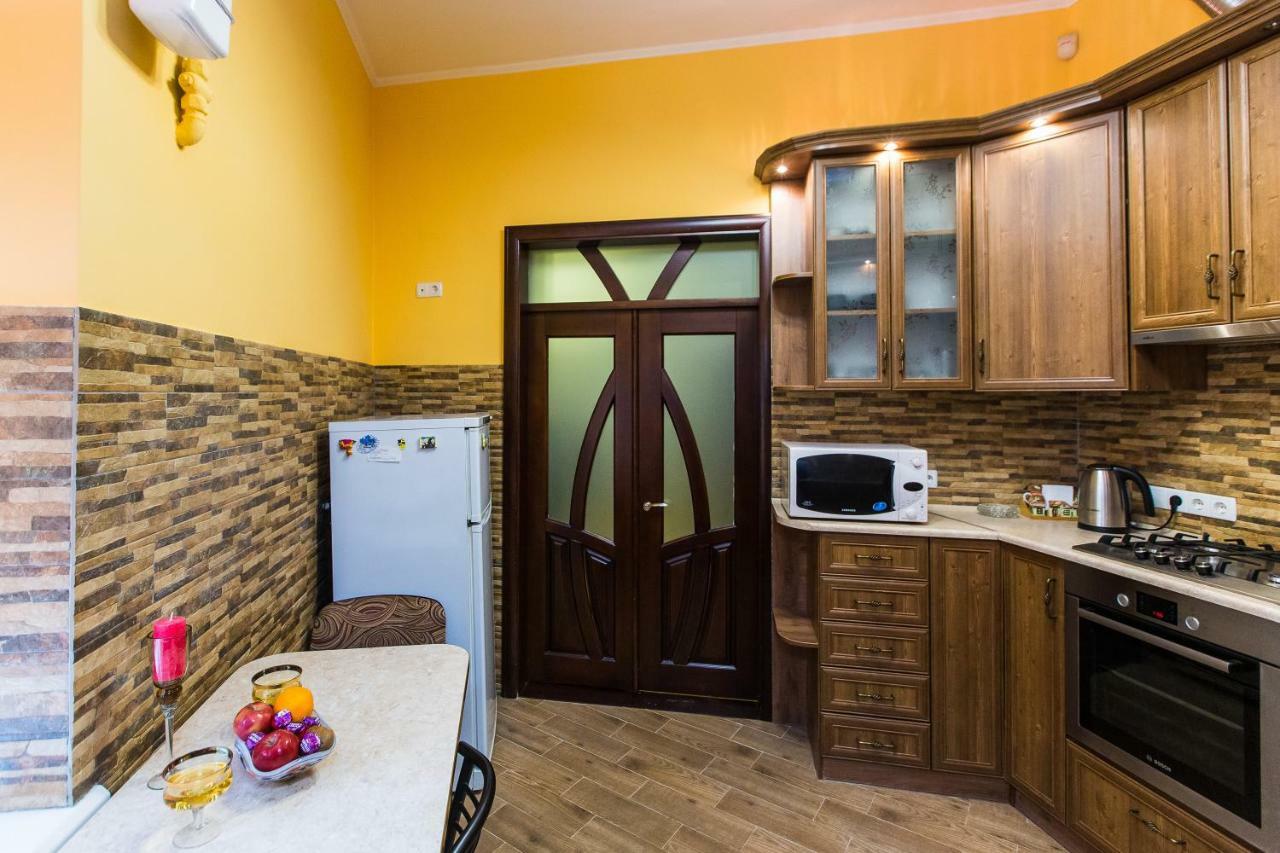 On Sholom Aleichem та ще варіант поруч Apartment