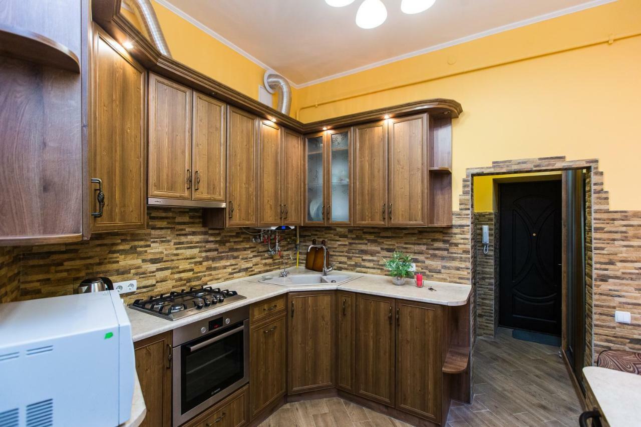 On Sholom Aleichem та ще варіант поруч Apartment